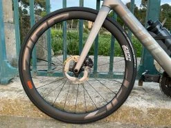 ZIPP 303 Firecrest Disc Roues Carbone 40mm Disque Pneu Tubeless 2023 -Magasin De Pièces SRAM zipp 303 firecrest roues carbone 40mm disques tubeless 2022 1